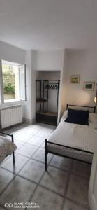 um quarto com uma cama e uma janela em Appartement 100 m² d'une maison em Saint-Marcel