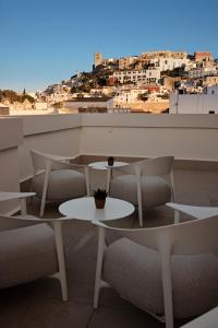 伊維薩城的住宿－Core Ibiza Town Hotel，一张桌子和椅子,享有城市美景