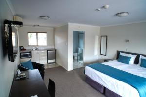 東普科可赫的住宿－阿維達汽車旅館，一间酒店客房 - 带一张床和一间浴室