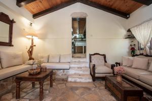 een woonkamer met banken en een tafel bij Gioia Traditional House in Ágios Nikólaos