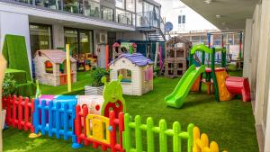 un parco giochi con molti tipi diversi di attrezzature per il gioco di Hotel Eiffel a Rimini
