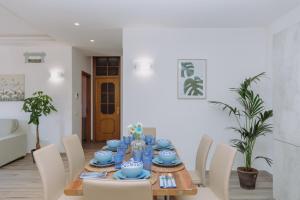una sala da pranzo con tavolo e piatti blu di Modianus Suite a Vico Equense