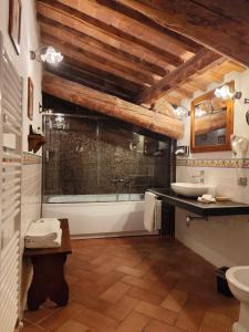 A bathroom at Villa Curina Resort