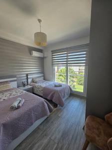 Ένα ή περισσότερα κρεβάτια σε δωμάτιο στο Spacious Beachfront Two-Bedroom Apartment in Caesar Beach +17 φωτογραφίες
