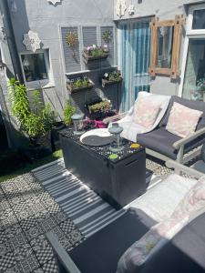 patio con divano e sedia sul portico di Coastal Joy - Room 4 a Newbiggin-by-the-Sea