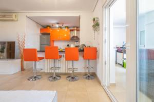 a kitchen with orange chairs and a counter at Modern 3 bedroom Town House MA14LT in Torre-Pacheco
