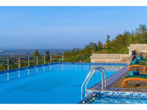 duży basen z niebieską wodą w obiekcie Wigot Gardens Hotel w mieście Kisumu