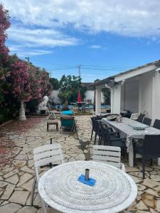 Patio nebo venkovní prostory v ubytování Maison charmante à Marseillan avec grand jardin et terrasse