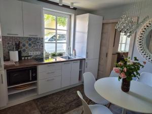 Nhà bếp/bếp nhỏ tại Holiday House Palangas 23