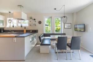 a kitchen and dining room with a table and chairs at Hus Dree in Sankt Peter-Ording