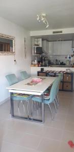 カラフェルにある3 bedrooms apartement at Calafell 150 m away from the beach with furnished terrace and wifiのキッチン(白いテーブル、椅子付)