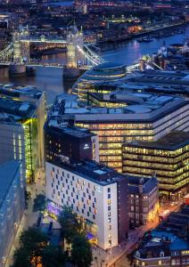 una vista aérea de una ciudad por la noche en Hilton London Tower Bridge en Londres