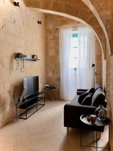 a living room with a couch and a tv at Terrace Room on Parish Street in Luqa