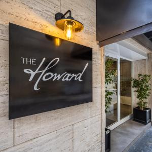 ein Schild an der Wand eines Restaurants in der Unterkunft The Howard Hotel in Sliema
