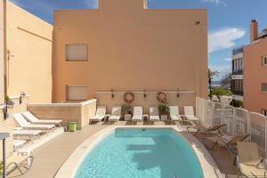 Bazén v ubytování Hotel Rovira nebo v jeho okolí