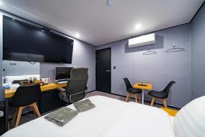 Kuchyň nebo kuchyňský kout v ubytování Seven Hotel