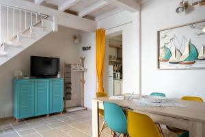 A television and/or entertainment centre at Seasons Home San Foca