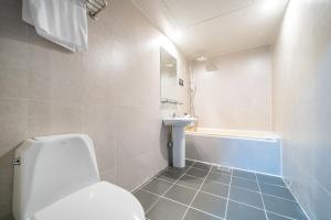 Koupelna v ubytování Seven Hotel