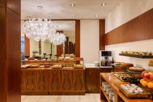 ein Buffet in einem Hotel mit reichlich Essen in der Unterkunft Hotel dei Cavalieri Caserta - La Reggia in Caserta