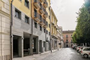 an empty street with cars parked on the side of a building at Hotel dei Cavalieri Caserta - La Reggia in Caserta