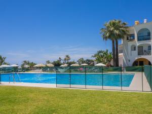 Basen w obiekcie Cubo's Penthouse Cabopino Port Marbella & Parking lub w pobliżu