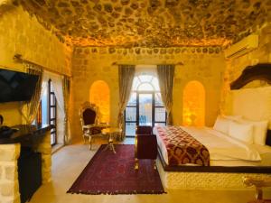 TV a/nebo společenská místnost v ubytování Antik Han Otel Mardin