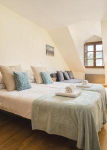 A bed or beds in a room at Ático A Residencial Caldares El Pueyo