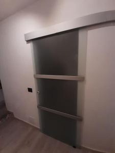 un armario con estanterías negras y una pared blanca en le CASE di BUBU ISOLA DI LA MADDALENA, en La Maddalena