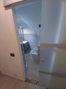 Un baño con ducha y WC. en le CASE di BUBU ISOLA DI LA MADDALENA, en La Maddalena 6 fotos más