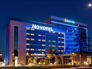 un hôtel innovant est éclairé la nuit dans l'établissement Novotel Gaziantep, à Gaziantep