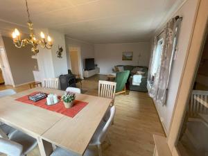 a dining room and living room with a table and chairs at Hjertet av Ramberg in Ramberg