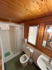 Koupelna v ubytování Camping & Bungalows Leagi + 37 fotografií