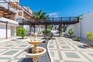 een binnenplaats met een fontein in het midden van een gebouw bij Barista Homes in San Miguel de Abona