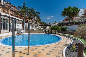 een zwembad in het midden van een resort bij Barista Homes in San Miguel de Abona