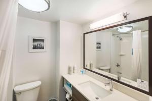 W łazience znajduje się umywalka i lustro. w obiekcie Hampton Inn Fall River/Westport w mieście North Westport