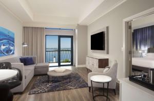 TV a/nebo společenská místnost v ubytování Hilton Dallas/Rockwall Lakefront Hotel