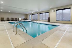Hyatt Place Blacksburg/University في بلاكسبورغ: مسبح كبير في غرفة الفندق