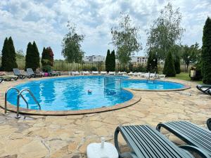 Bazén v ubytování MaYana Beach Appartament nebo v jeho okolí