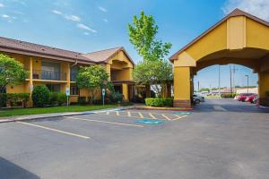 un parking en face d'un bâtiment dans l'établissement Quality Inn & Suites NRG Park - Medical Center, à Houston