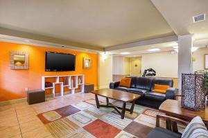 - un salon avec un canapé et une télévision dans l'établissement Quality Inn & Suites NRG Park - Medical Center, à Houston