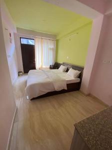 シムラーにあるDream Home Homestayの大きなベッドと窓のある寝室