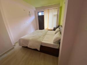 シムラーにあるDream Home Homestayの窓付きのベッドがある小さな寝室