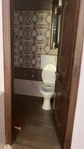 シムラーにあるDream Home Homestayの部屋にある白いトイレ付きのバスルーム