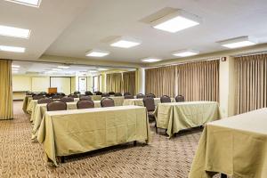 una stanza con file di tavoli, sedie e tende di Quality Inn & Suites NRG Park - Medical Center a Houston