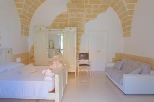 a living room with a bed and a couch at I Ricordi di Anna in Alezio