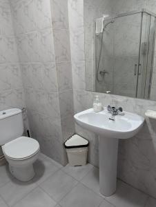 Koupelna v ubytování Apartamentos Turísticos Guillermo