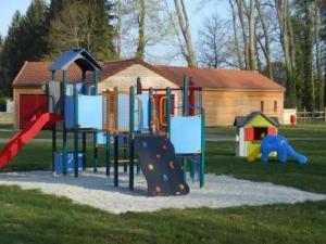 plac zabaw w parku ze zjeżdżalnią w obiekcie Bungalow - Piscine - eeceba w mieście Bar-sur-Aube