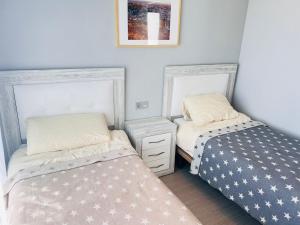 Łóżko lub łóżka w pokoju w obiekcie Villa Tindra