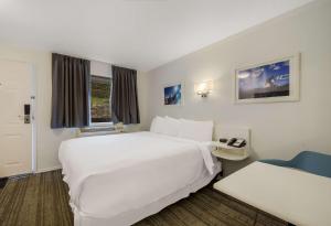 una camera d'albergo con due letti e una finestra di SureStay Hotel by Best Western Rossland Red Mountain a Rossland