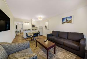 uma sala de estar com um sofá e uma mesa em SureStay Hotel by Best Western Rossland Red Mountain em Rossland